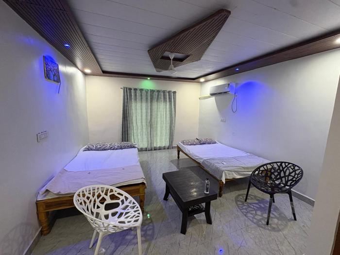Twin-bed room with seating at the Nandai Gate stay.