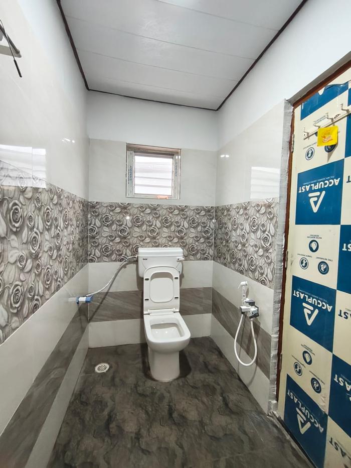 Another view of the tiled attached bathroom at the Nandai Gate stay.