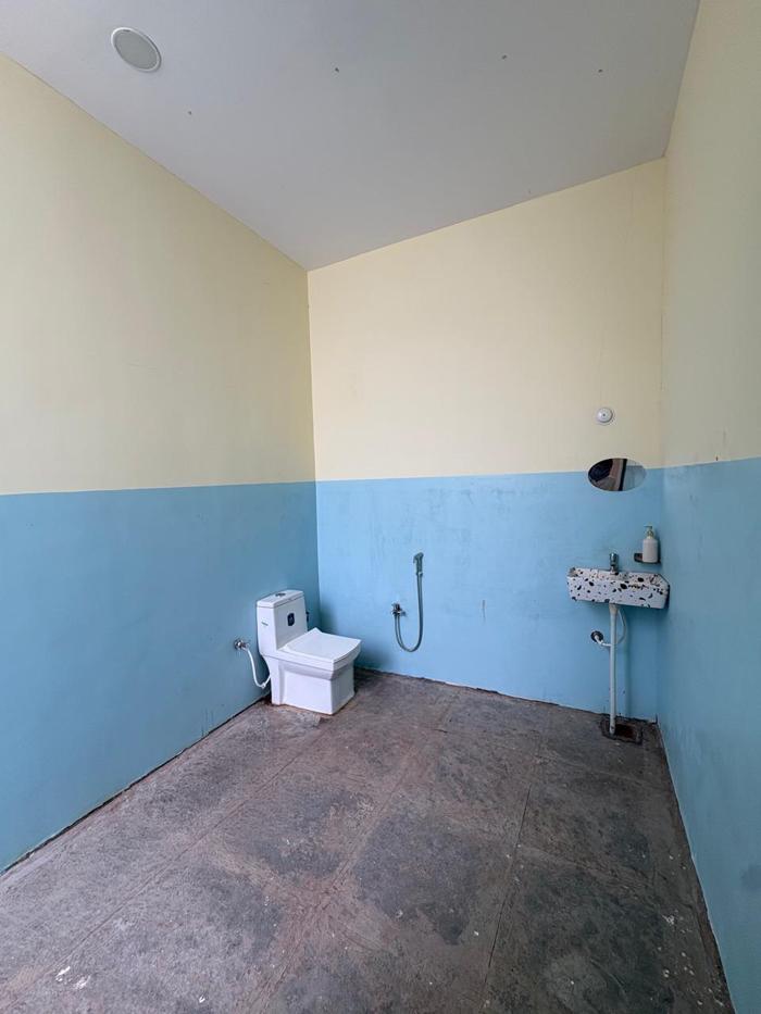 Attached bathroom with a western toilet and washbasin at the Bhavankhori Gate stay.